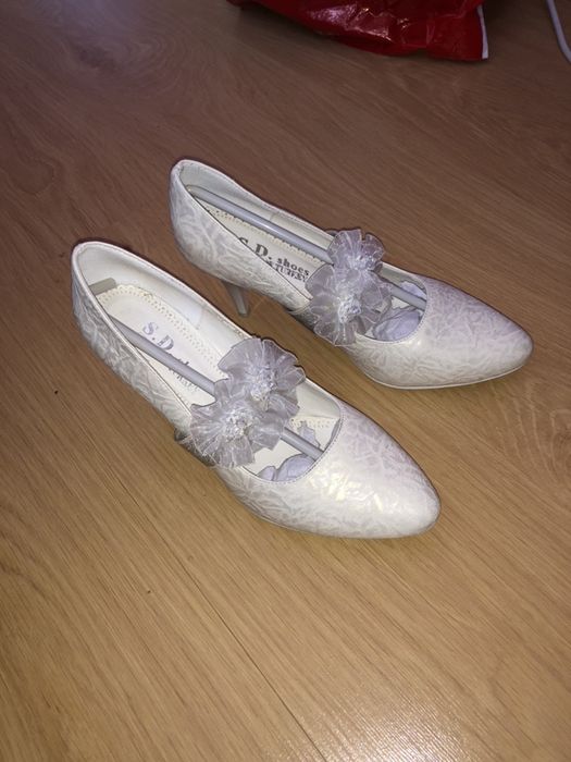 Продам белые туфли