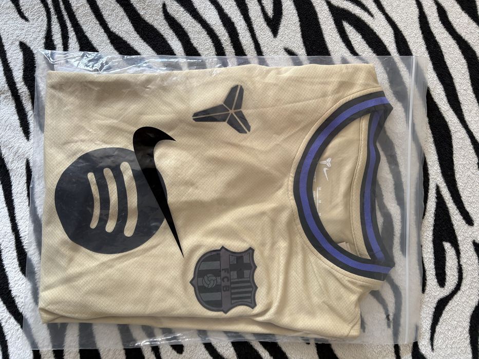 Tricou de fotbal cu echipa Barcelona Vand Urgent!!