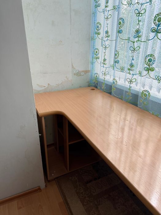 Стол в спальню угловой