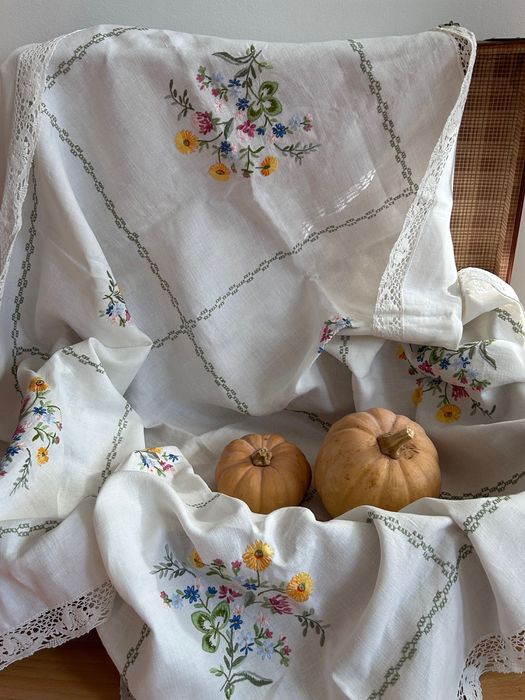 Красива покривка с нежна бродерия