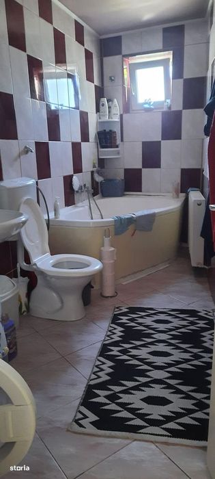 Casă cu 5 camere, garaj și pivniță