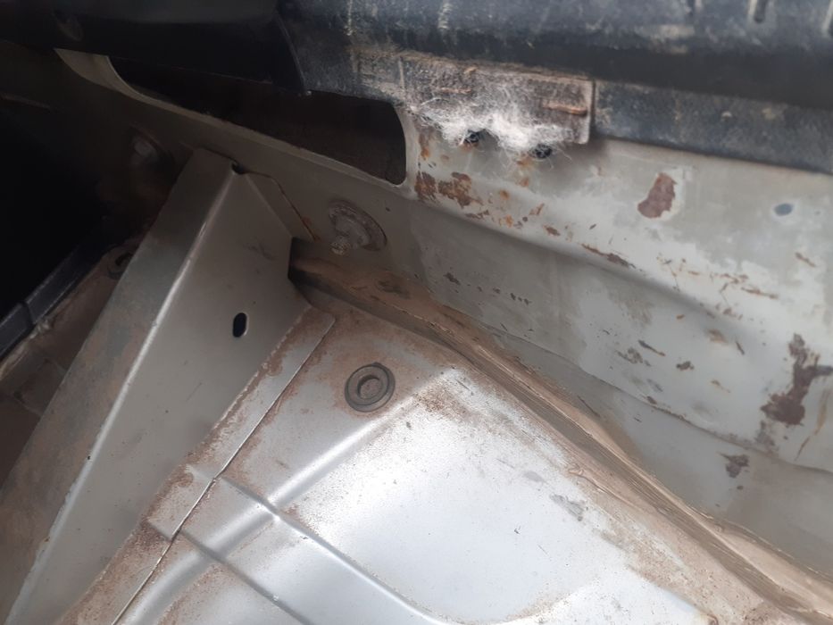 Toza eshigida bor kraska zangi