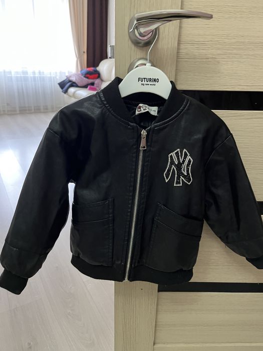 Продам куртку для девочки