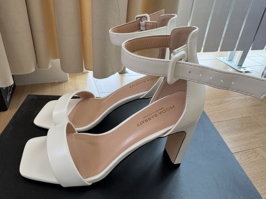 Белая босоножка 39 р