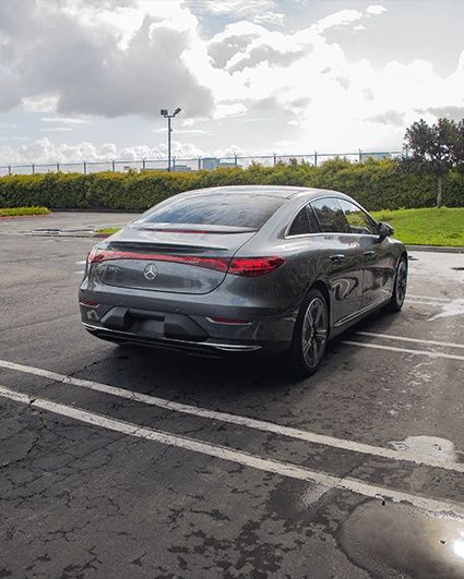 Călătorii la preturi mici cu Mercedes EQE