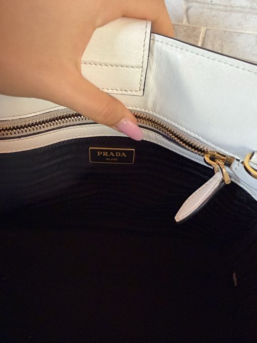 Бяла дамска чанта Prada Saffiano