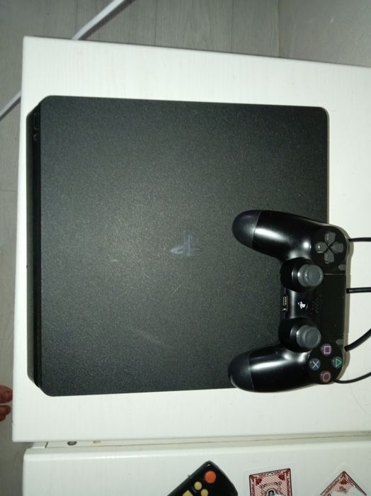 Продам пс4 с 2 играми