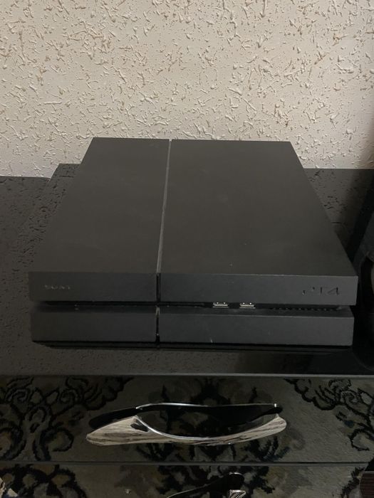 Продам sony playstation 4
