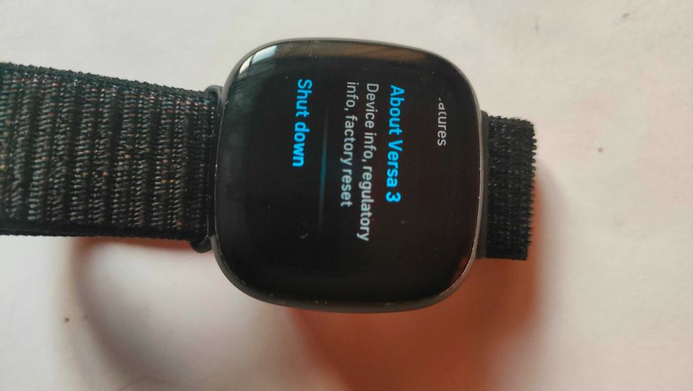 Смарт часовник Fitbit Versa 3