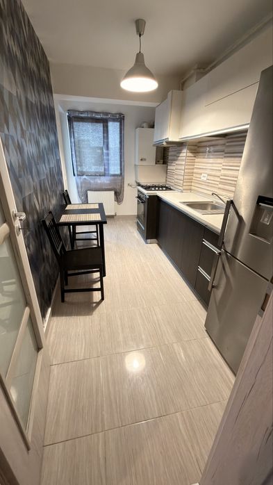 Apartament de închiriat – 3 camere, două băi, bucătărie închisă, 70 mp, utilat complet – strada Tineretului 37i