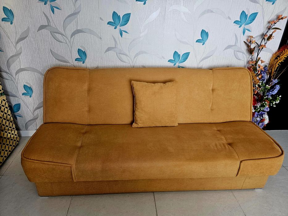 Canapea aproape noua