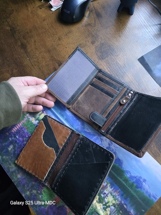 Vând pachet de 2 portmonee din piele naturala