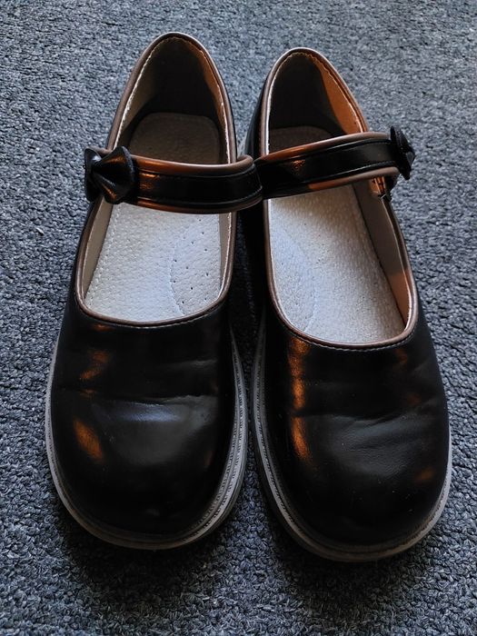 Vând pantofi negri nr.37