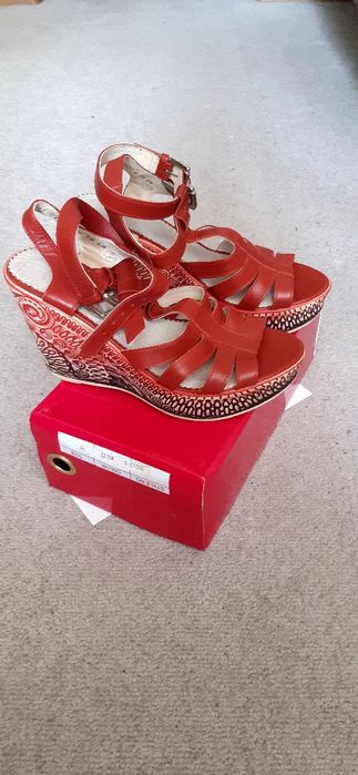 Продам новые босоножки