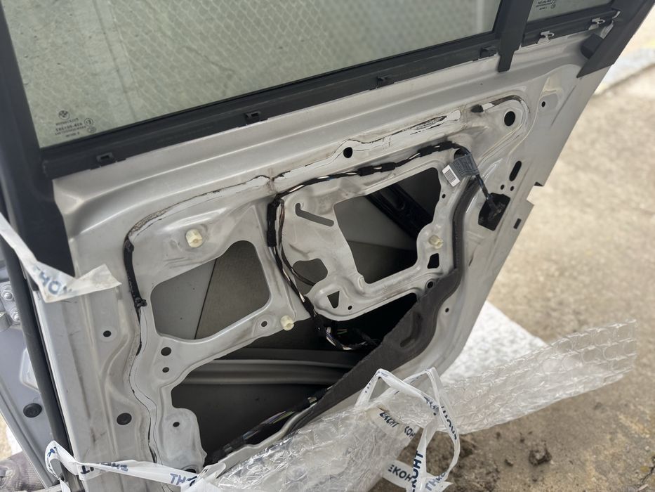 Продавам задна дясна врата в цвят код боя 354 (сребрист металик).