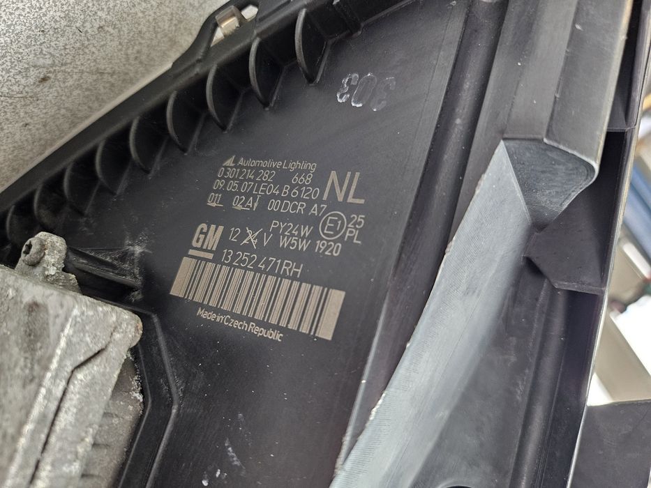 Десен фар Opel Zafira B BiXenon завиване