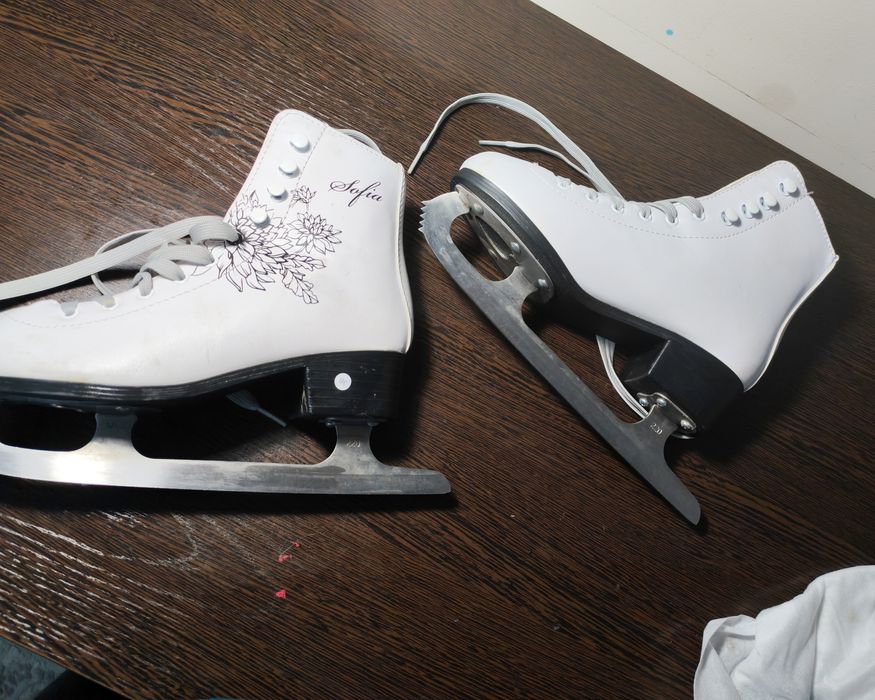 Фигурные коньки в идеальном состоянии