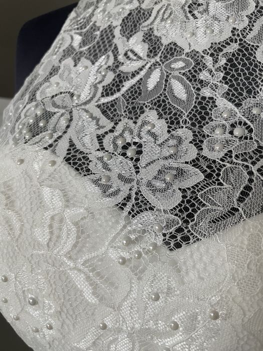 Красива бяла рокля