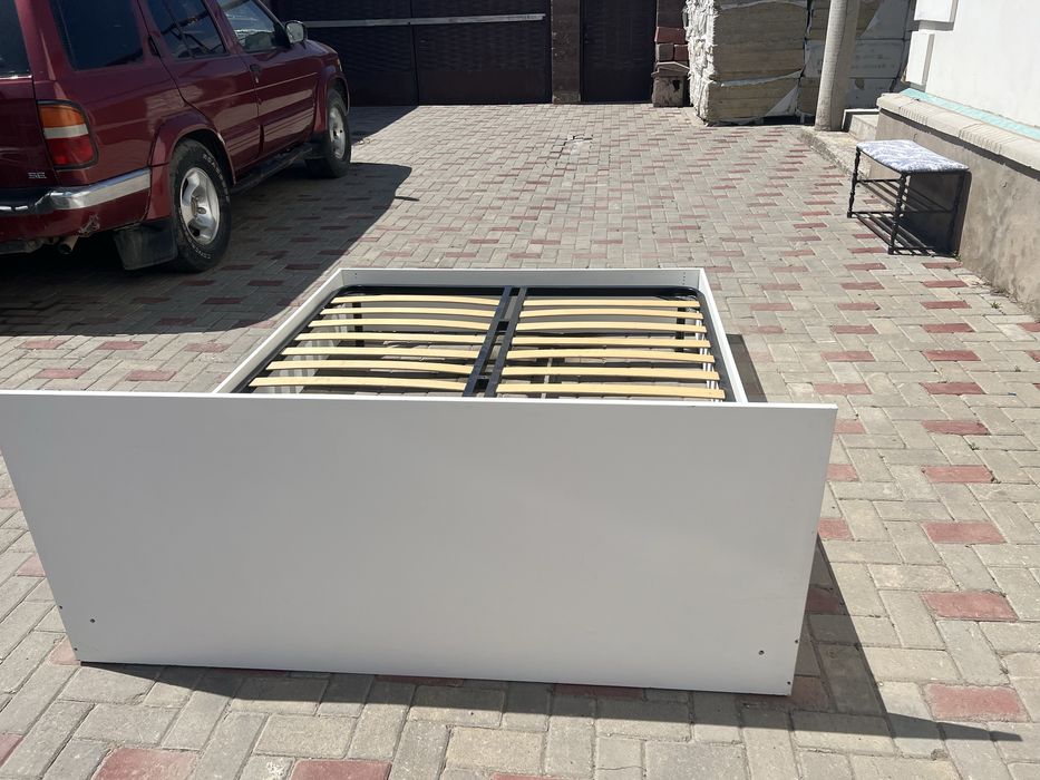 Продам кровать состояние нормальное.