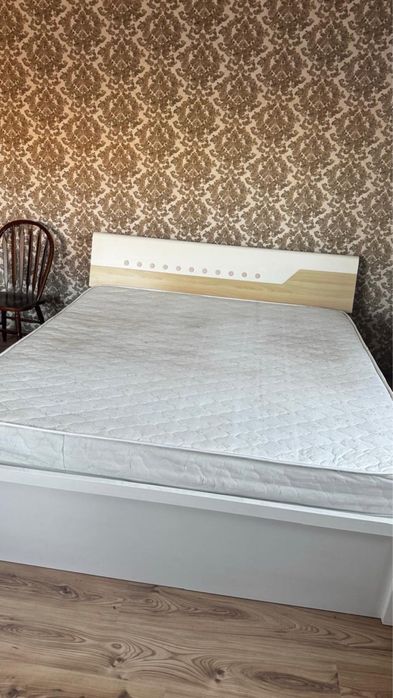Кровать с матрасом