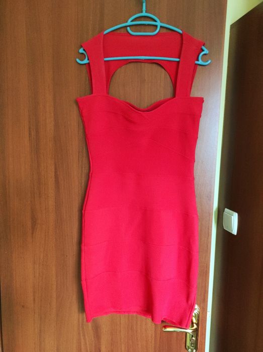 Елегантна червена рокля с изрязан гръб