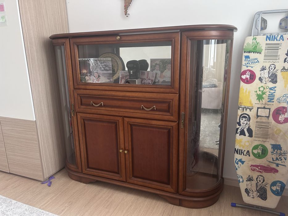 Сервант с витриной