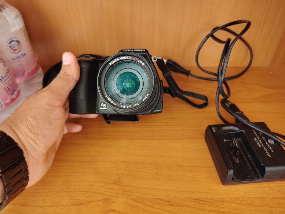 Лот ретро фотоапарати: Дигитален Konica Minolta A200 + Лентов Смена Символ