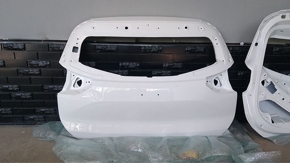 Tracker 2 bagaj oq va qora