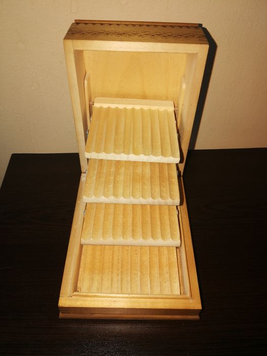 Малко буренце, дървена кутия , стара бъкличка, подносче, медни бакъри