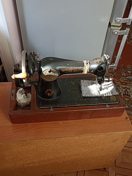 Продам швейную машинку советских времен