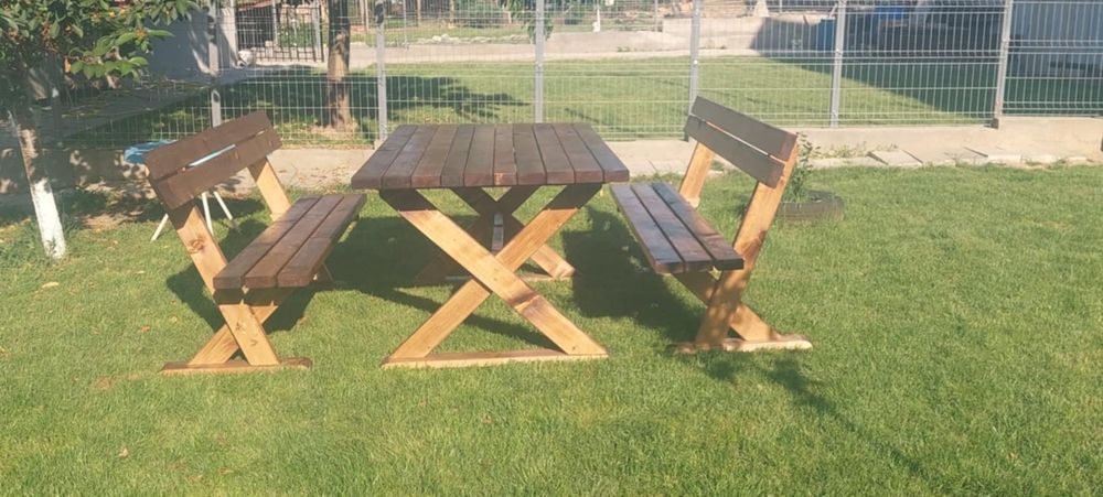 Комплект дървена маса с две пейки