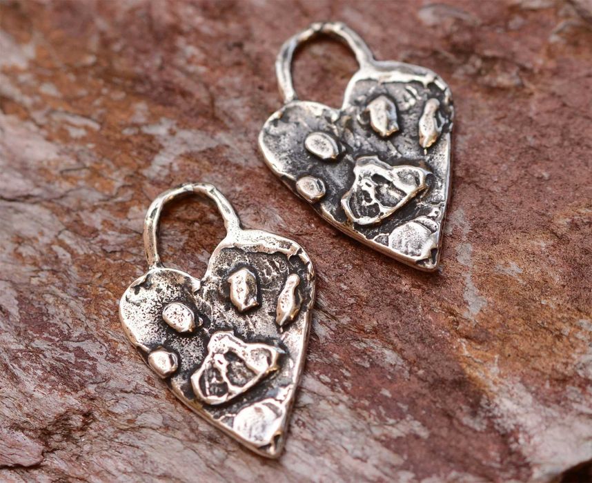 Сребърен медальон 925 лапичка в сърце  талисман за любов към животните