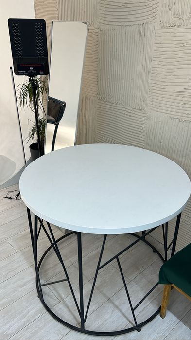 Белый стол с металлическими ножками