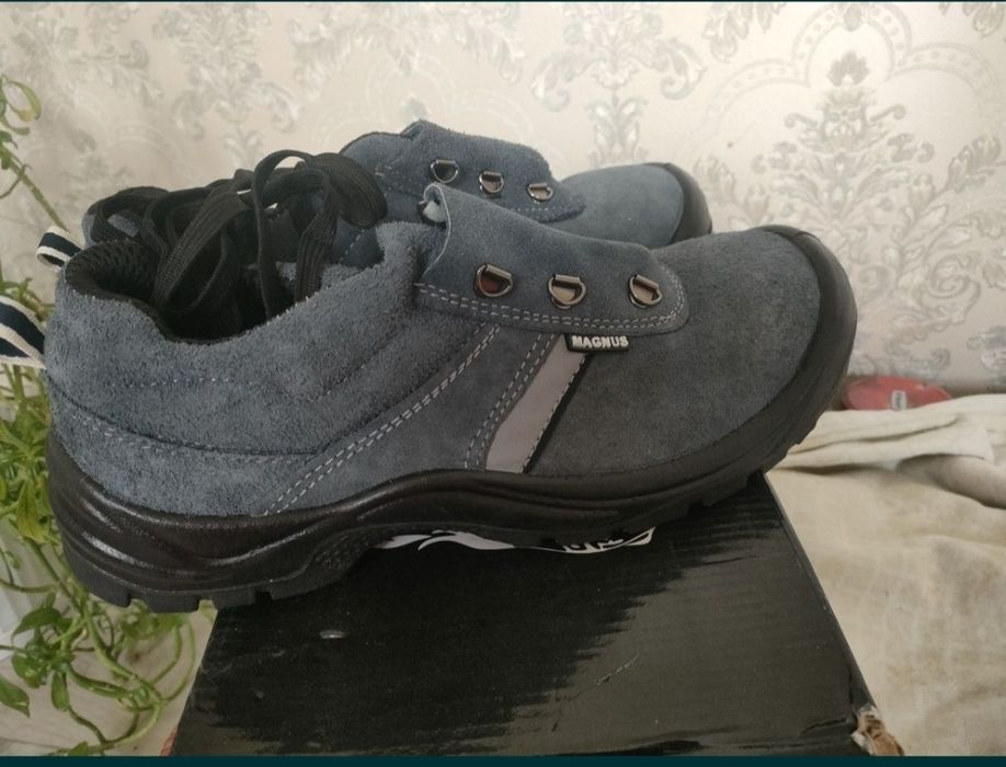 Новый спецобувь сатылады