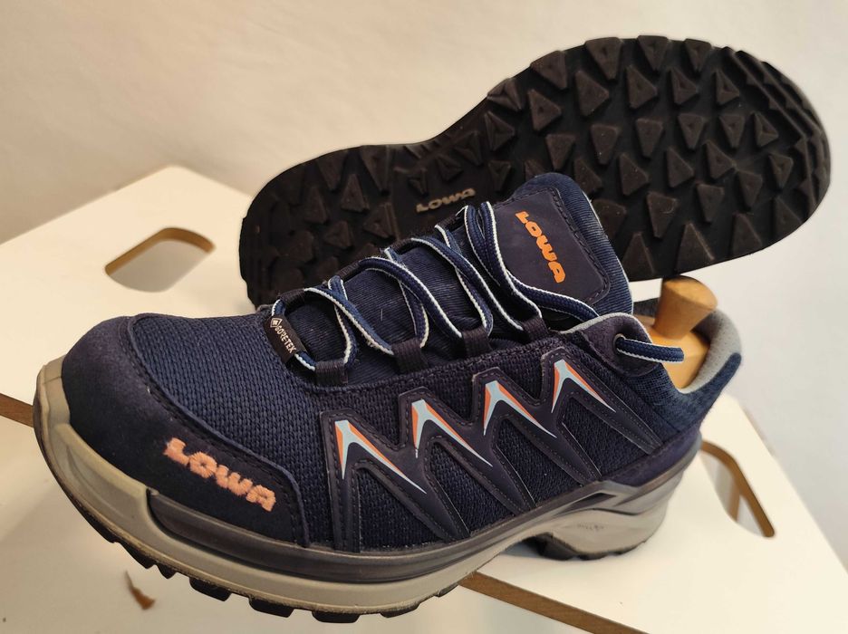 Pantofi trekking 39 drumetie LOWA piele naturala materiale profesionale