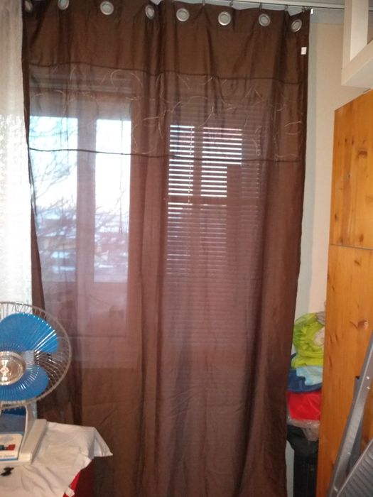 Кафяво фино перде с втъкани кръгли метални халки