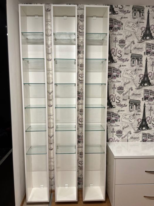 витрина бяла и стъклена дизайн и секция