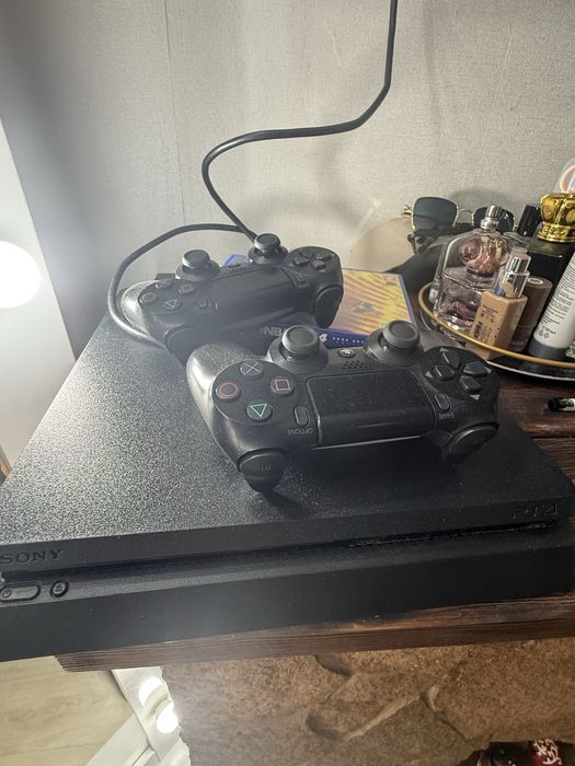 Продаю PS4 на 1трб памяти