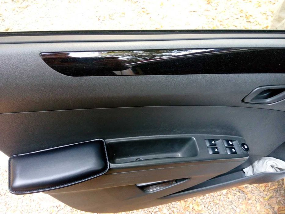 Подушка на подлокотник для автомобиля