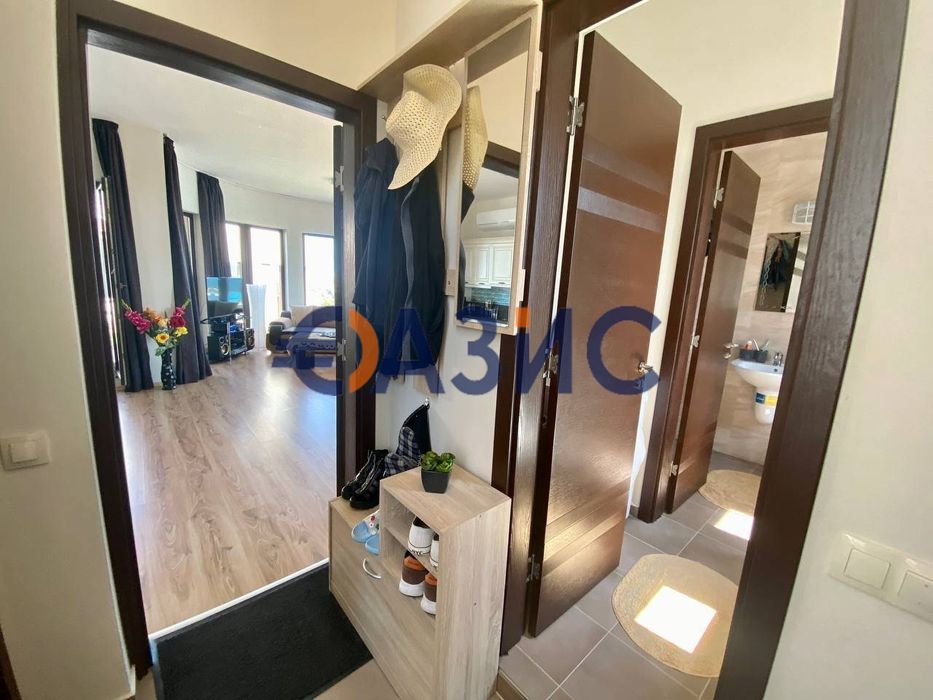 Двуетажна градска къща на първа линия море с невероятна гледка в