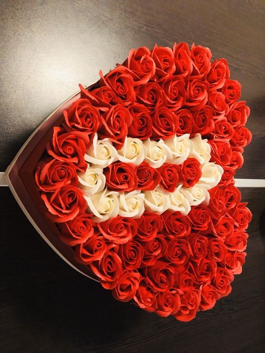 Cutie cu trandafiri din petale de sapun cu numar aniversar 250 lei