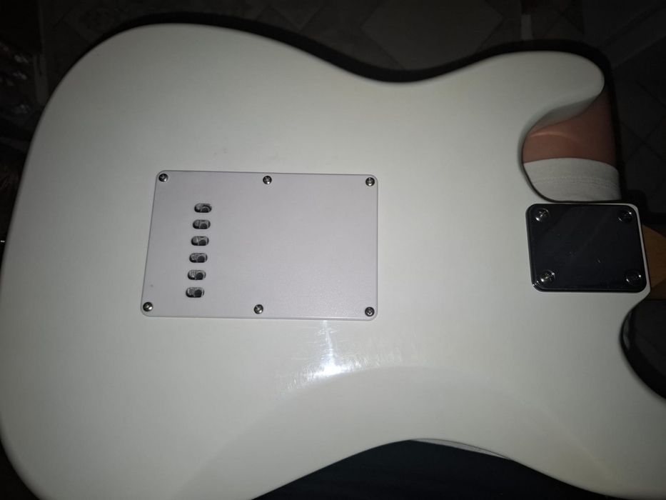 Белая электрогитара, форма Stratocaster (SSH)