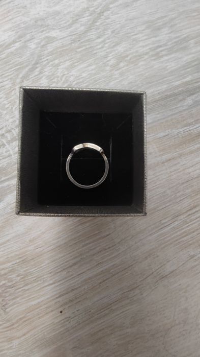 Кольцо в виде булавки в подарочной коробке Яндекс БТС BTS есть