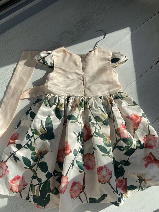 Красива, официална детска рокля за 6-7 години, има нужда от корекция