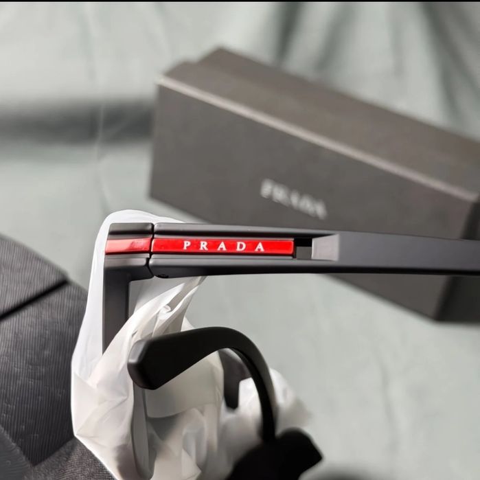 Очки Prada солнцезащитные