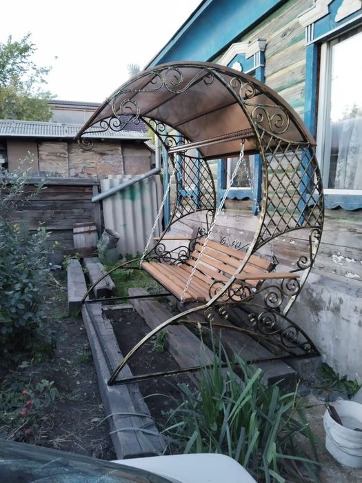 Качели садовые с элементами ковки