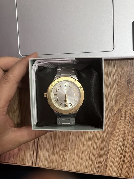 Yalangoch ayol dumbalari külotlarsiz ichkarida dick bilan