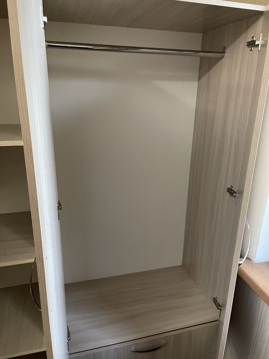 Прдается шкаф (3х дверной с зеркалом)