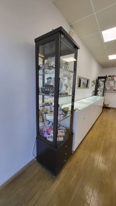 Два броя витрини за бижута