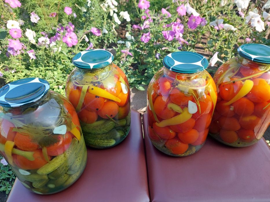 Продам солёные огурцы, помидоры, ассорти